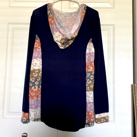NWOT Navy Dark Top Blouse Multi Animal Print Color Hoodie M - Picture 6 of 6
